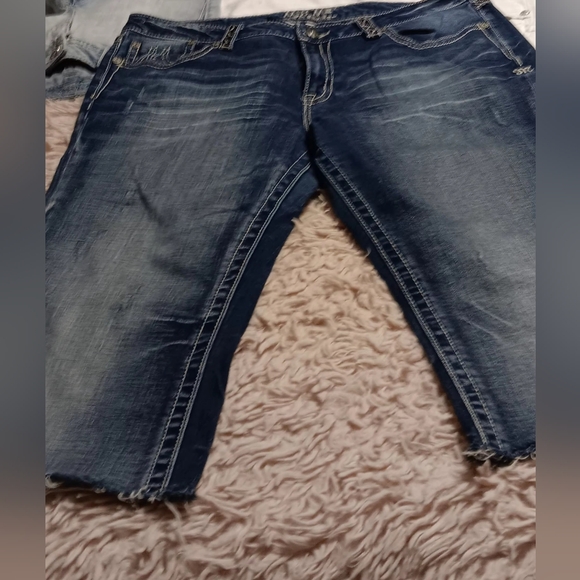 Miss Me Capris - Picture 2 of 4